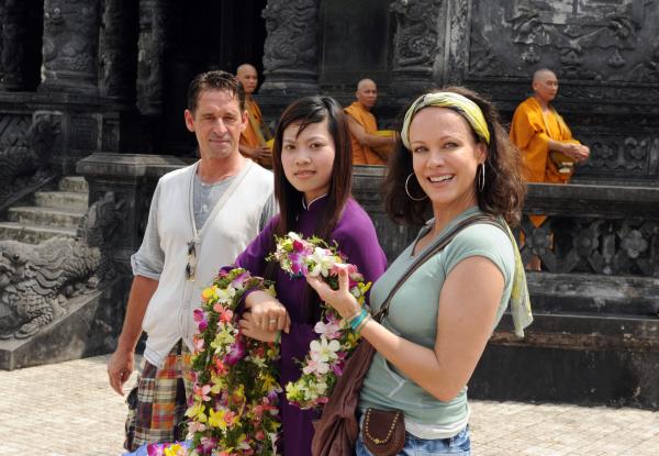 Bild 1 von 19: Fabian (Max Tidof) und seine Urlaubsbekanntschaft Susanne (Sonja Kirchberger, rechts) erkunden Vietnam.
