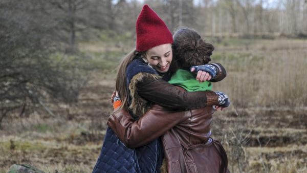 Bild 1 von 1: Tinka und Flora (beide Josephine Chavarria Højbjerg) treffen sich wieder.
