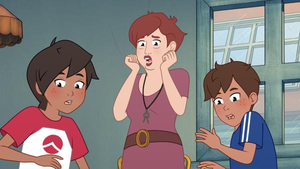 Bild 1 von 3: Schon wieder ist der Marder im Haus! Oma Rose Klotz (Mitte) ist erschrocken, genau wie Josefine (links) und Paul (rechts).