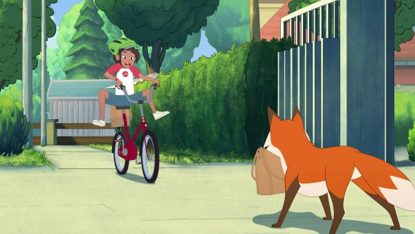 Bild 1 von 3: Füchsin Wendy (r.) transportiert Schildkröte Törtel in einer Tasche und trifft auf dem Weg zur Futterstelle auf die Tierarzt-Tochter Josefine (l.), die ihr mit dem Fahrrad im letzten Moment noch ausweichen kann. Dennoch nicht ganz ohne Folgen.