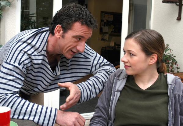 Bild 1 von 16: Frank (Heio von Stetten) versucht seine Tochter Franzi (Kathrin Enenkel) aufzuheitern.