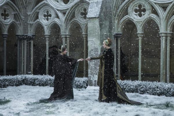Bild 1 von 10: Margaret Plantagenet (Rebecca Benson, l.); Elizabeth of York (Jodie Comer, r.)