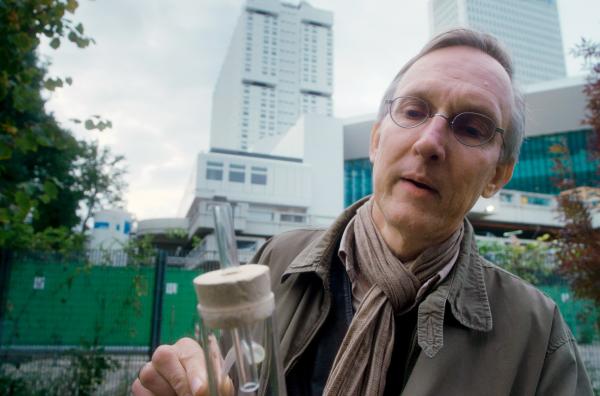 Bild 1 von 6: Kees Moeliker, Direktor des Naturhistorischen Museums Rotterdam, findet beim Streifzug durch das städtische Naturschutzgebiet seltene Insekten.