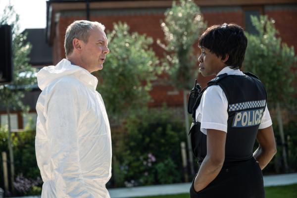 Bild 1 von 9: ACC Alison Vosper (Rakie Ayola) will, dass ihr Untergebener DS Roy Grace (John Simm) die Ermittlungen rund um das prominente und wohlhabende Ehepaar aus Brighton möglichst geräuschlos vorantreibt.