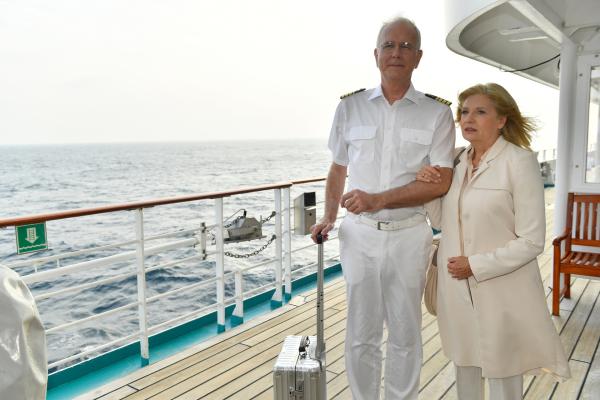 Bild 1 von 16: June (Sabine Postel) will sich mit ihrem Sohn Sam aussprechen. Dafür kommt sie extra an Bord und wird dort von Oskar (Harald Schmidt) in Empfang genommen.