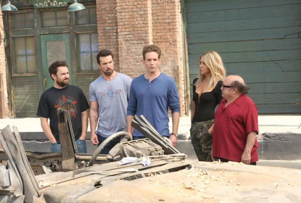 Bild 1 von 8: (v.l.n.r.) Charlie Kelly (Charlie Day); Mac (Rob McElhenney); Dennis Reynolds (Glenn Howerton); Dee Reynolds (Kaitlin Olson); Frank Reynolds (Danny DeVito)