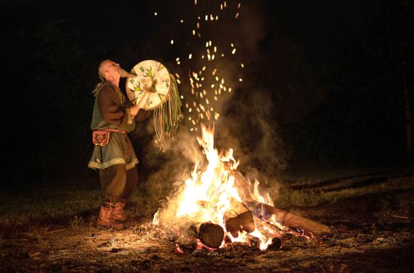 Bild 1 von 3: Der Schamane Voenix beim rituellen Gesang.