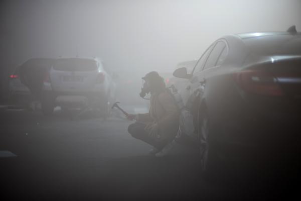 Bild 1 von 9: Nach einer gefährlichen Begegnung mit einem bissigen Hund in den verwaisten Straßen von Paris, hat sich Anna (Olga Kurylenko) provisorisch mit einem Hammer bewaffnet.