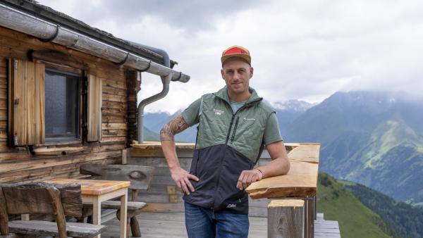 Bild 1 von 8: Thomas Tschoner Hüttenwirt Zupalseehütte  während ServusTVs \