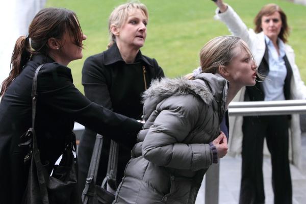 Bild 1 von 8: (v.l.n.r.) Rachel Bailey (Suranne Jones); Janet Scott (Lesley Sharp); Hannah Conway (Nichola Burley)