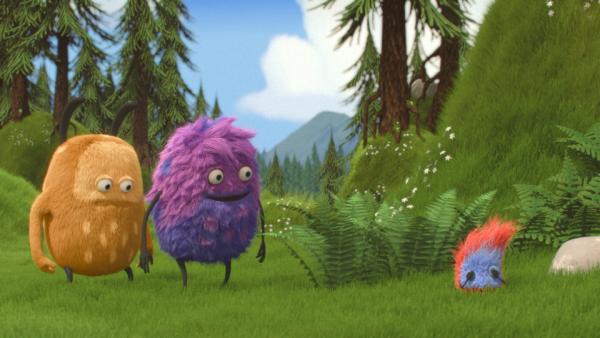 Bild 1 von 3: Kiwi und Strit blicken auf die einsame, weinende Wald-Kreatur.