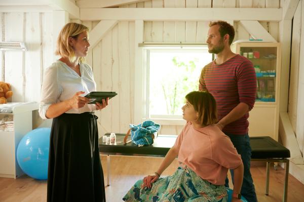 Bild 1 von 8: Während Kaspar Hahn (Arne Löber, r.) keine Ahnung von der Vorgeschichte seiner Frau Tati Meisinger (Anouk Elias, M.) hat, ist Lena Lorenz (Judith Hoersch, l.) bewusst, dass Entspannungsübungen alleine nicht ausreichen werden, um Tatis Krankheitsangst in den Griff zu bekommen.