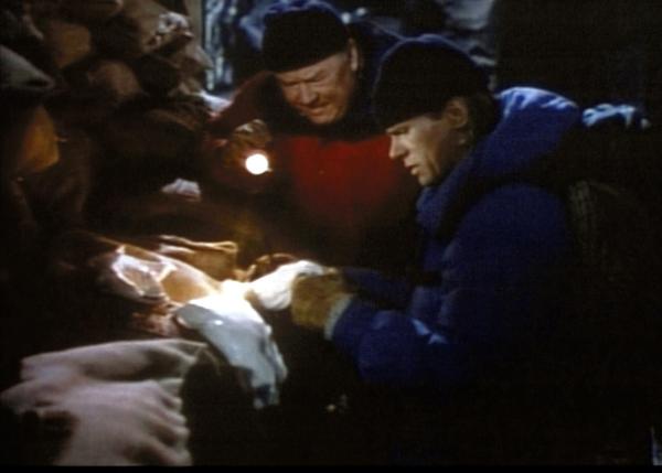 Bild 1 von 12: Thornton (Dana Elcar, l.) und MacGyver (Richard Dean Anderson, r.) entdecken in der Nacht Rauschgift.