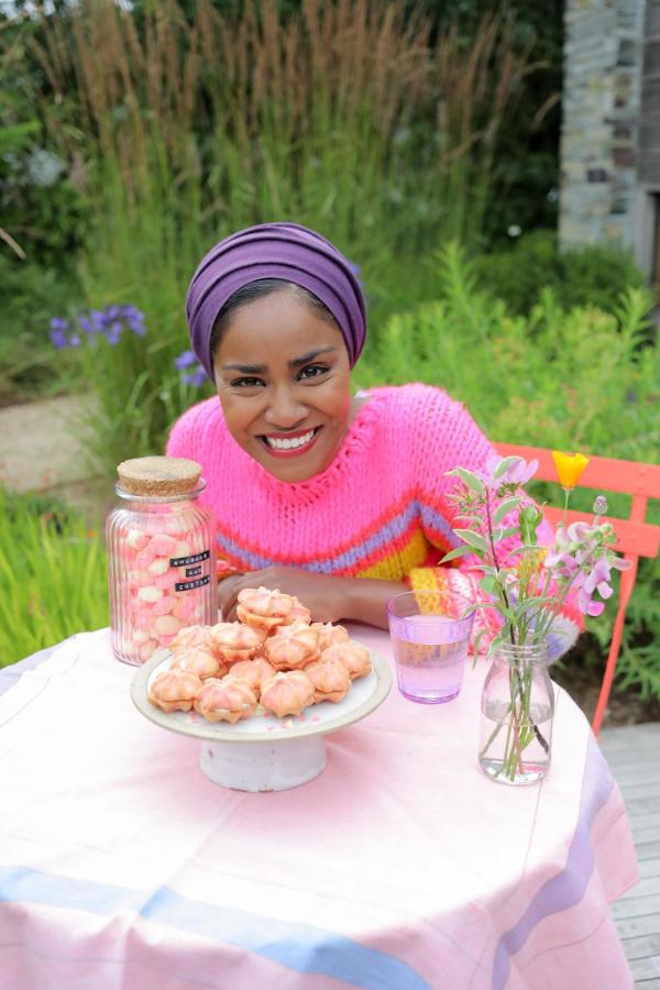 Bild 1 von 4: Im Bild: Nadiya Hussain mit Rharbarber-Küssen.