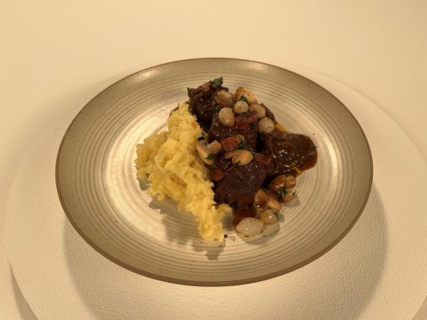 Bild 1 von 4: Hans-Jörg Bachmeier kocht Boeuf Bourguignon mit Kartoffelstampf.