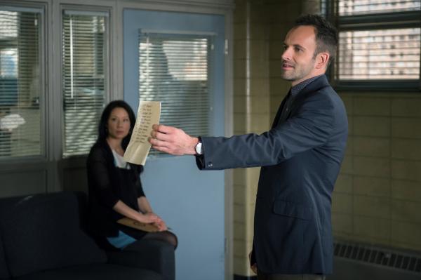 Bild 1 von 18: Geraten bei den Ermittlungen in einem neuen Fall in Konflikt mit dem New Yorker Polizeidepartement: Sherlock Holmes (Jonny Lee Miller, r.) und Joan Watson (Lucy Liu, l.) ...