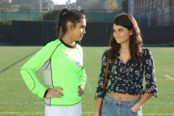 Bild 1 von 13: Alexis (Sophia Ali, l.) verdreht Sabrina (Sofia Black-D'Elia, r.) ganz schön den Kopf ...