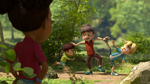 Bild 1 von 3: Bohnenstange zeigt den Jungs in der Dorfbande, was sie in Sachen Selbstverteidigung alles drauf hat.