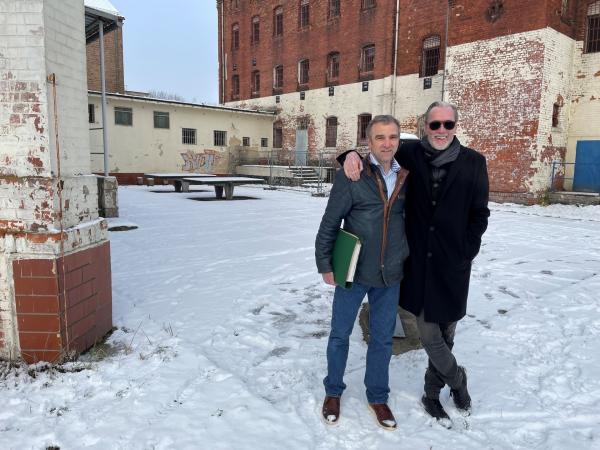 Bild 1 von 9: Freunde fürs Leben. Peter (r.) hat vor 40 Jahren seinen Freund Christoph (l.) auf diesem ehemaligen Freiganggelände kennengelernt. Jetzt können sie lachen, damals konnten sie es nicht.