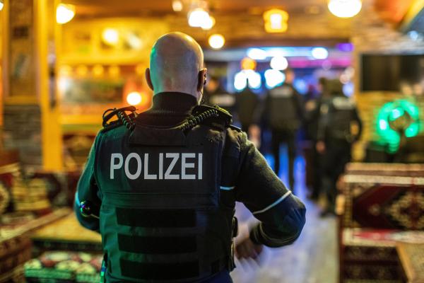 Bild 1 von 2: 30.01.2020, DU Duisburg , Razzia von Polizei, Ordnungsamt, Zoll und Finanzbehörde in mehreren Duisburger Lokalen. Razzia in einer Shishabar an der Münzstraße in der Altstadt.
