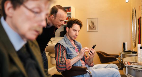 Bild 1 von 20: Alt-Nazi (Maren Kroymann, l.) lässt Jung-Nazi Justus (Jonathan Berlin, r.) beim Friseur (Merten Schroedter, Mitte) den Vortritt.
