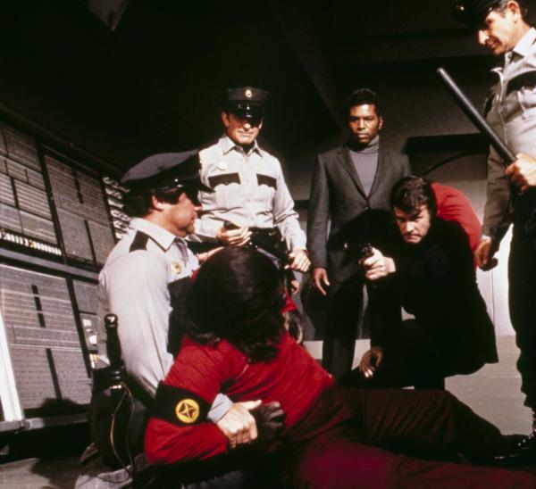 Bild 1 von 7: Der diktatorisch regierende Gouverneur Breck (Don Murray, 2.v.l.) will den Affen Cäsar (Roddy McDowall) töten lassen, weil er versehentlich sein Geheimnis verraten hat ...