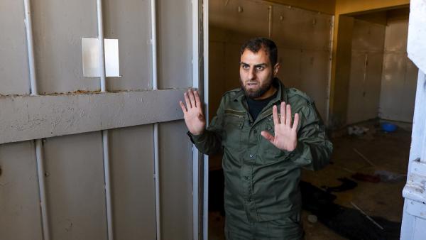 Bild 1 von 4: Der ehemalige Elitesoldat Ayman al-Taqsh saß viereinhalb Jahre im berüchtigten Militärgefängnis Saydnaya in der Nähe von Damaskus. Der 36jährige erzählt, was er durchlitten hat. Tausende seiner Mithäftlinge haben die Gefangenschaft nach Erkenntnissen der Menschenrechtsorganisation Amnesty International nicht überlebt.