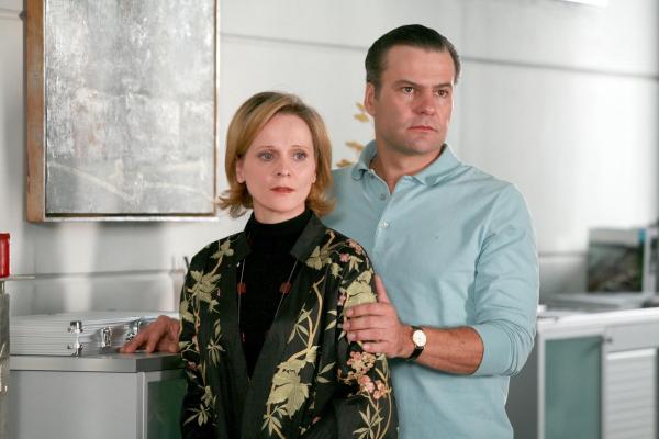 Bild 1 von 20: Im Bild: Ilse Stephanek (Astrid Strassburger) und ihr Bruder Klaus Traupe (Tom Quaas) sind geschockt als sie vom Mord an Ilses Mann erfahren.
