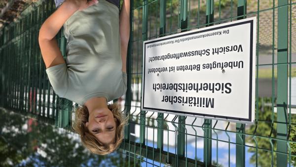 Bild 1 von 4: ARD-Journalistin Lena Ganschow vor dem Planungsamt der Bundeswehr in Berlin. Das dortige Dezernat für Zukunftsanalyse hat eine Studie erstellt, die sich mit Geoengineering unter sicherheitspolitischer Perspektive befasst.