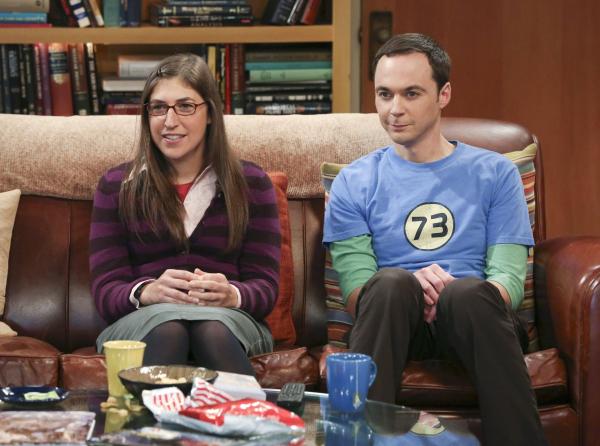 Bild 1 von 32: Sheldon (Jim Parsons, r.) sinnt auf Rache, als Amy (Mayim Bialik, l.) einen seiner Lieblingsfilme für ihn ruiniert, während Raj und Stuart eine ganz besondere Idee haben, um Frauen kennenzulernen ...
