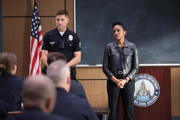 Bild 1 von 5: Officer Tim (Eric Winter) und Nyla (Mekia Cox) besprechen mit der Belegschaft die Beweislage nach dem Überfall auf die Federal Reserve und den brutalen Angriff auf die Polizeistation.