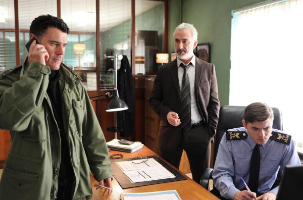 Bild 1 von 22: Im Bild: Superintendent Kelly (Declan Conlon, re.) kann Callum O?Connor (Vincent Walsh, li.) nicht zurückhalten.