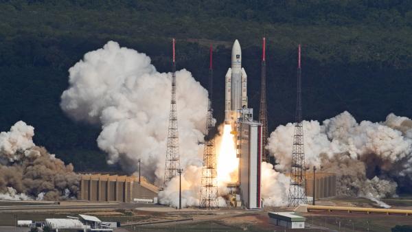 Bild 1 von 3: Die Ariane 5 hebt auf dem Weltraumbahnhof Kourou in Französisch-Guyana ab.