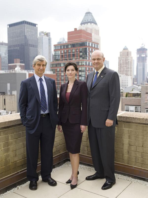 Bild 1 von 2: (l-r) Sam Waterston as Assistant District Attorney Jack McCoy, Alana De La Garza as Assistant District Attorney Connie Rubirosa, Fred Dalton Thompson as District Attorney Arthur Branch -- NBC