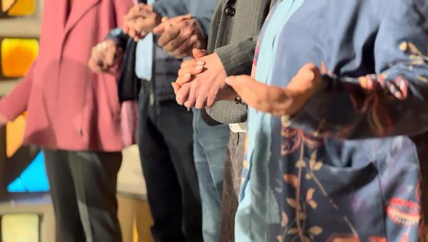 Bild 1 von 1: Im Bild: Raum3, betende Gemeinde.