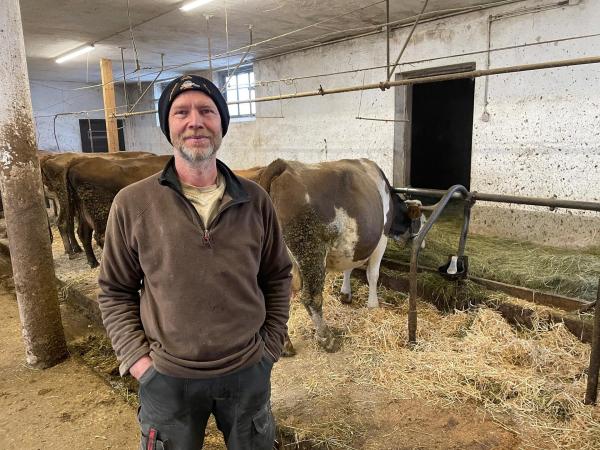 Bild 1 von 13: Im Bild: Bauer Helmut Huber im Stall.