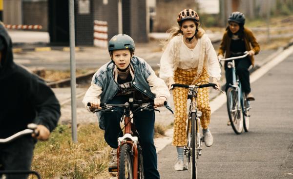 Bild 1 von 3: Die drei !!! Franzi (Bella Bading, vorn), Marie (Lilith Johna) und Kim (Purnima Grätz, hinten) nehmen die Verfolgung auf.