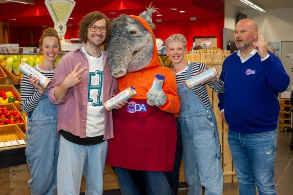 Bild 1 von 13: HerrH und TanzTapir sind im Suipermarkt im Einsatz. Das hat auch dem Supermarkt-Leiter gefallen!
