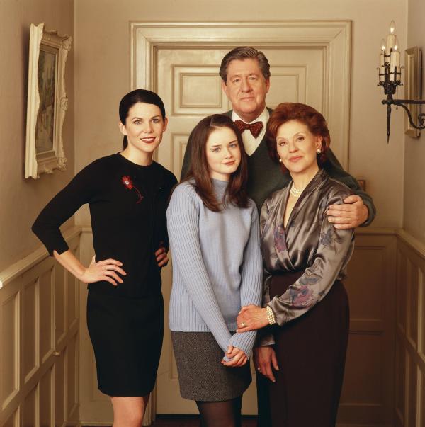 Bild 1 von 12: (1. Staffel) - Nachdem Lorelai (Lauren Graham, l.) und auch ihre Tochter Rory (Alexis Bledel, vorne) lange Zeit so gut wie keinen Kontakt zu Emily (Kelly Bishop, r.) und Richard (Edward Herrmann, hinten) hatten, tut Emily alles, um das endlich zu ändern, als sich ihr die Chance bietet. Doch die wöchentlichen Abendessen verlaufen nicht immer, wie geplant ...