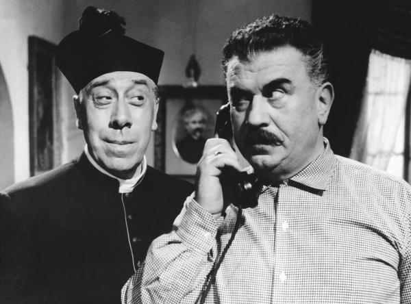 Bild 1 von 4: Don Camillo (Fernandel, links) ist höchst vergnügt, weil er seinen Lieblingsfeind Peppone (Gino Cervi) einmal mehr an der Nase herumgeführt hat.