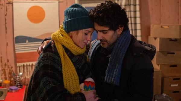 Bild 1 von 19: Im Bild: Leonie (Anna Unterberger, re.) und Kian (Reza Brojerdi, li.) halten trotz aller Differenzen zusammen.