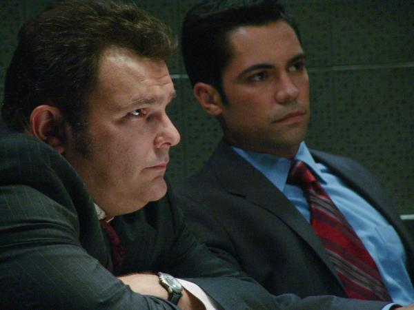 Bild 1 von 52: Der aktuelle Fall bereitet Det. Nick Vera (Jeremy Ratchford, l.) und Det. Scott Valens (Danny Pino, r.) Kopfzerbrechen ...