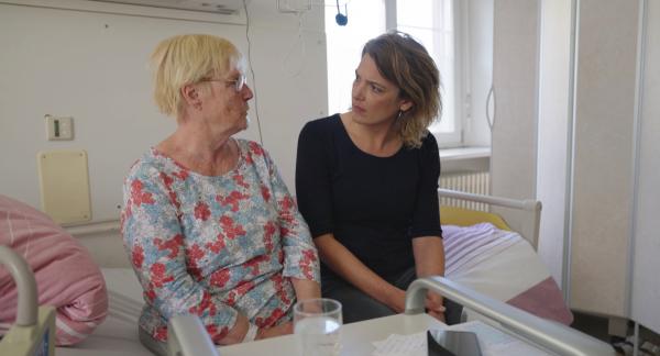 Bild 1 von 1: Lena Ganschow (re.) im Gespräch mit einer Hautkrebs-Patientin.