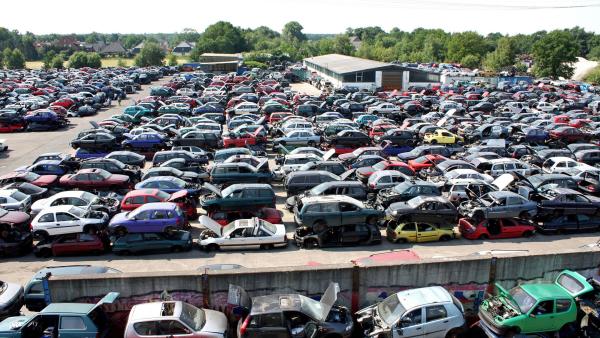 Bild 1 von 3: Der größte Autoverwerter Deutschlands liegt in Norderstedt bei Hamburg. Hier liegen und lagern auf 70.000 Quadratmetern mehr als 2.500 Autowracks.
