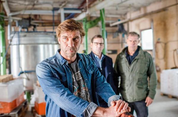 Bild 1 von 1: Im Bild: Kurt Schneider (Felix Lampert, l.; mit Ingo Naujoks, M. und Sven Martinek, r.) weiß nicht, wo sich sein Bruder Peter und seine Schwägerin Julia aufhalten.
