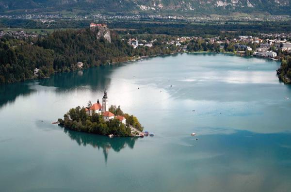 Bild 1 von 3: Der Bleder See mit seiner kleinen Insel in der Mitte in Oberkrain: Im 19. Jahrhundert wusste ein Schweizer die Heilkraft der Sonne zu nutzen und machte den See zum Hotspot der Alternativmedizin Ö