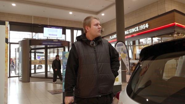 Bild 1 von 2: Jean hat wegen seiner Bekanntheit im Fernsehen eine unerfreuliche Begegnung im Supermarkt - er wird von einem Unbekannten heftig beleidigt.