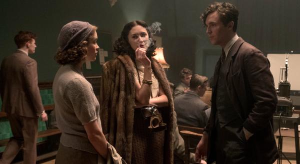 Bild 1 von 9: Die junge Joan Stanley (Sophie Cookson) lernt den kommunistischen Studentenführer Leo (Tom Hughes) und die Aktivistin Sonya (Tereza Srbova) kennen.