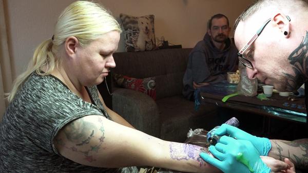 Bild 1 von 2: Sandra lässt sich ein neues Tattoo auf den Unterarm stechen