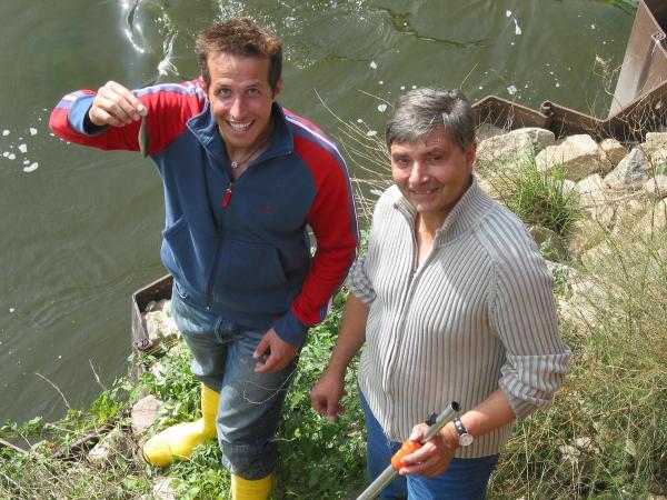 Bild 1 von 2: Willi (links) mit Thomas Gaumert an der Fischtreppe, einem künstlichen Wildbach, an dem die Fische ihre Flusswanderung fortsetzen können.